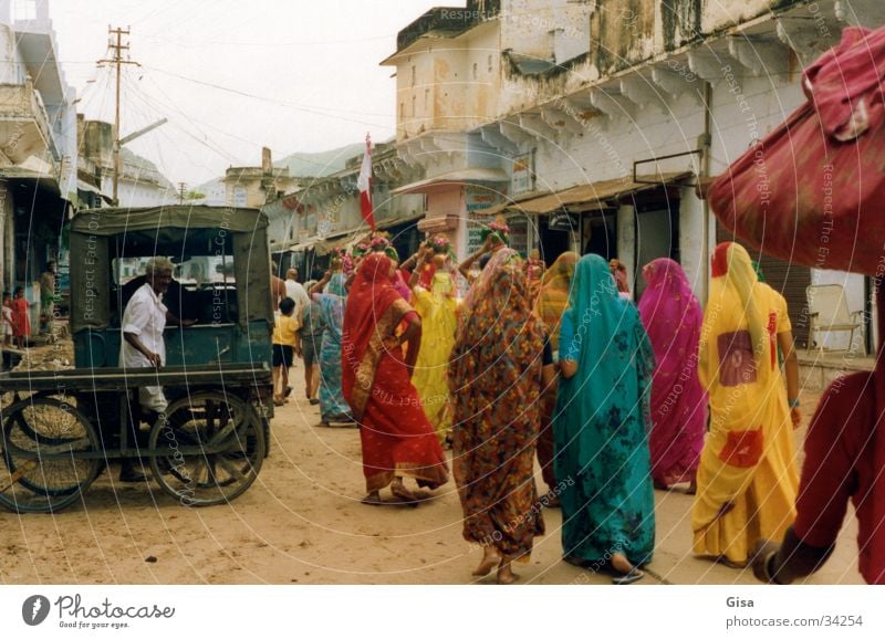 Indische Frauen 2 Indien Sari Umzug (Wohnungswechsel) Straße Farbe Sand