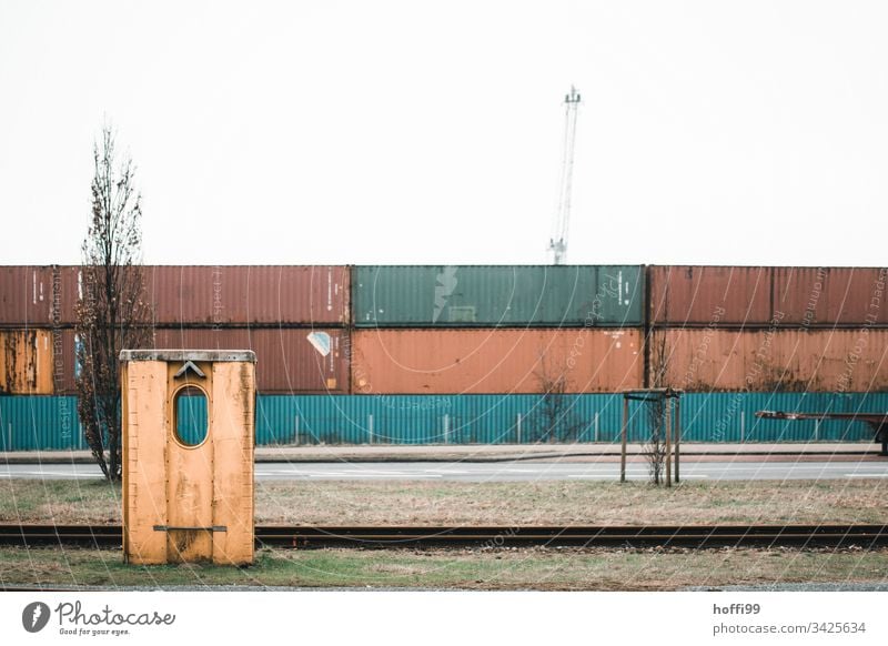 Abfertigung am Container Gate - Tristesse am Morgen Containerterminal containerhafen Häuschen Abfertigungsschalter Schienen schienenstrang Gleise Depression