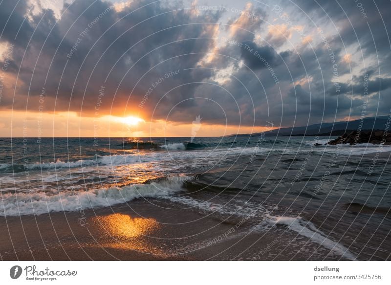 Sonnenuntergang am Meer bei bewölktem Himmel Insel Abend Dämmerung Fernweh Wolken Abenteuer Ferne Tourismus Freiheit Schatten Wellen Licht Menschenleer Horizont