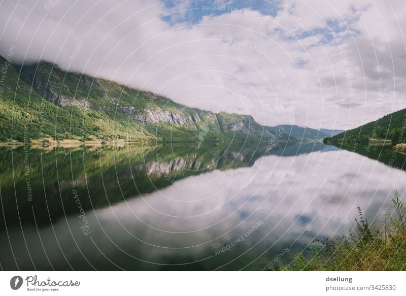 Spiegelglatter See mit grünen Bergen am Ufer Wellness Felsen Zeit für sich Expedition Pause Camping Erde Klimawandel harmonisch Kontrast Urelemente Wohlgefühl