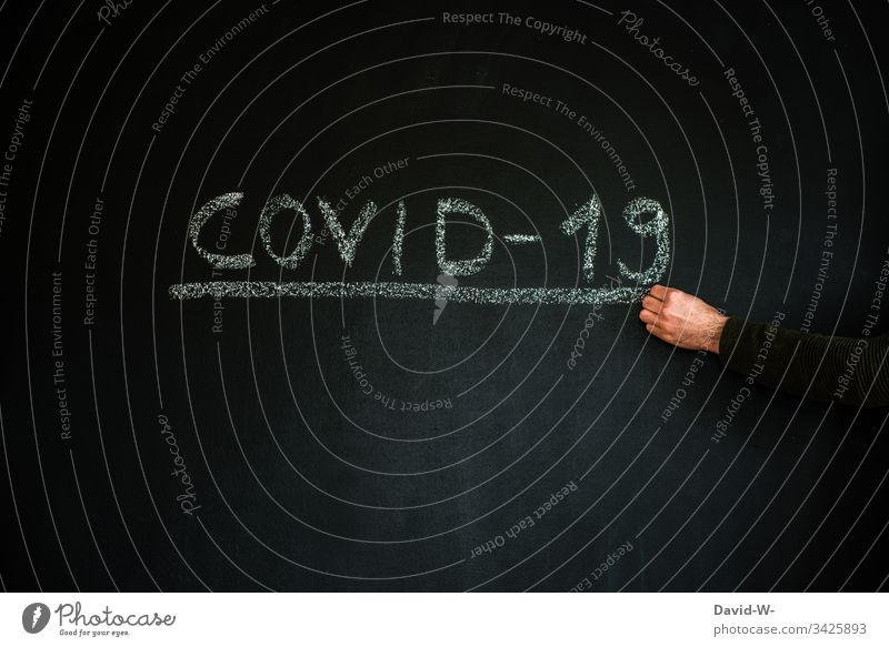 Coronavirus-Mann mit Atemmaske hinweisen unterstrichen Hand Virus Wort Infektion Infektionsgefahr jemanden/etwas bewachen Angst Seuche Pandemie Krankheit