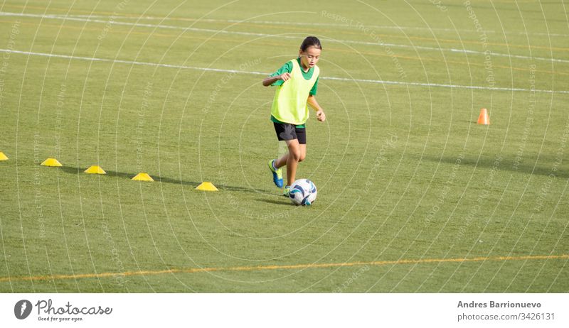 Kleines Mädchen im Fußballtraining Licht schön niedlich Spiel Ball Spieler Kind üben müde spielen Frau Kindheit Jugend Übung Uniform wenig Person Schweiß