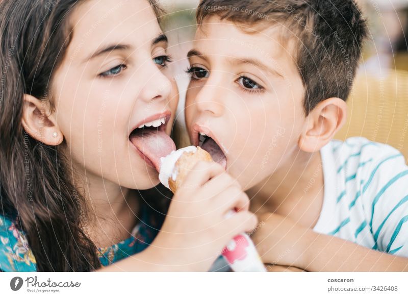 Zwei kleine Kinder essen zusammen ein Eis schön Junge Café Kaukasier heiter Kindheit abschließen Sahne niedlich lecker Dessert Essen Emotion genießen Ausdruck