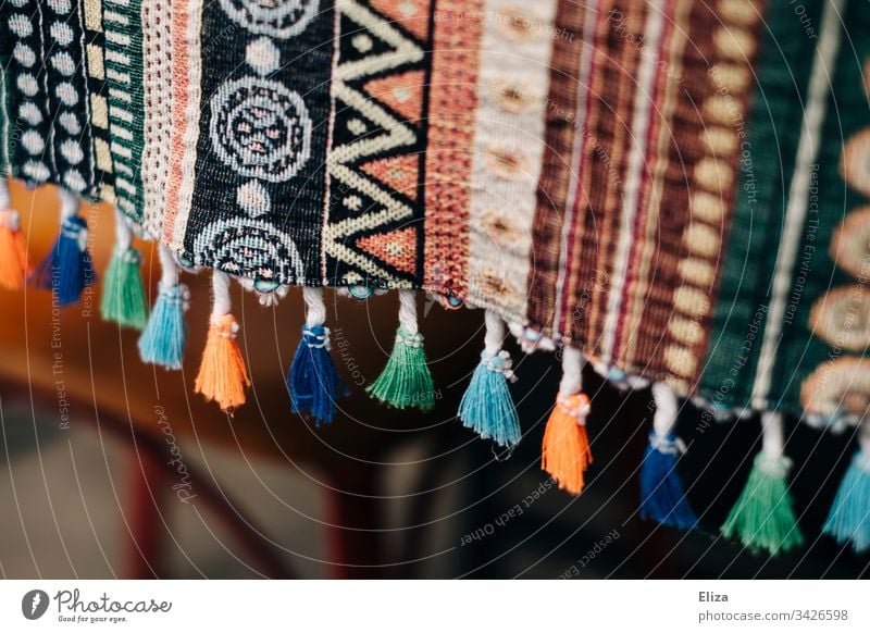 Tischdecke aus buntem Stoff mit farbenfrohen Quasten und Muster im Boho Ethno Hippie Stil Decke Troddel Bommel Handarbeit Dekoration & Verzierung Bohemien schön