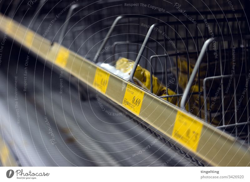 Leere Nudelregale Im Supermarkt preisschild leer supermarkt einkaufen hamsterkäufe corona covid19 coronavirus ausverkauft panik pandemie nudeln