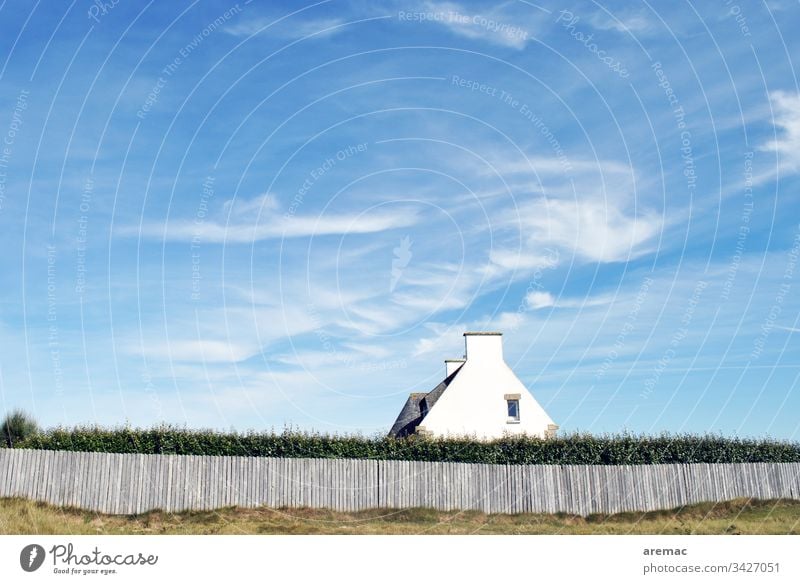 Haus in der Bretagne in Frankreich typisch Bauwerk Zaun Architektur Hecke Himmel blau weiß Giebel