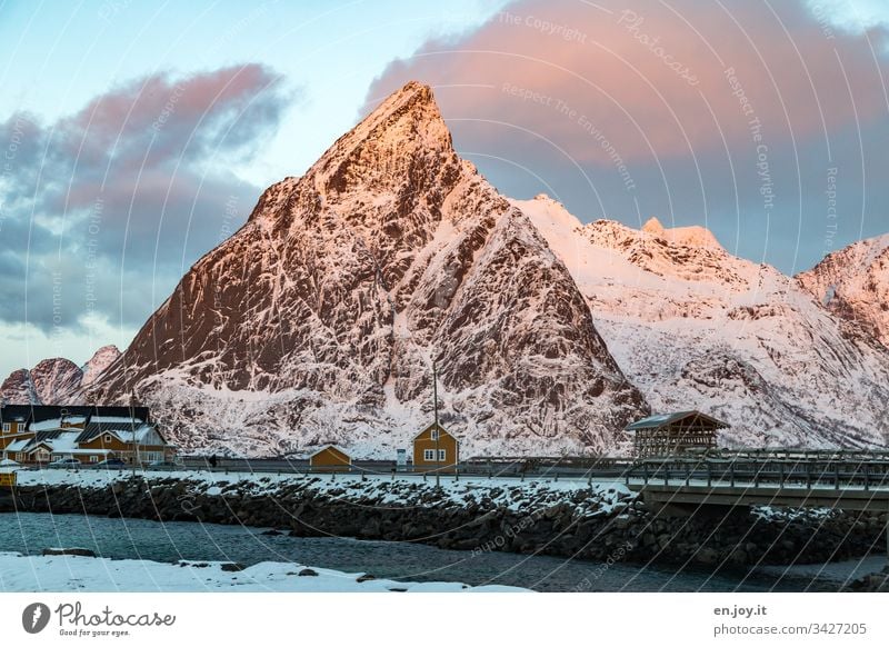 Kleines gelbes Haus am Fjord vor schneebedeckten Bergen Sakrisoy Lofoten," Lofoten Inseln Zaun Gelb Reisefotografie Einfamilienhaus Idylle Ferienhaus Rorbuer