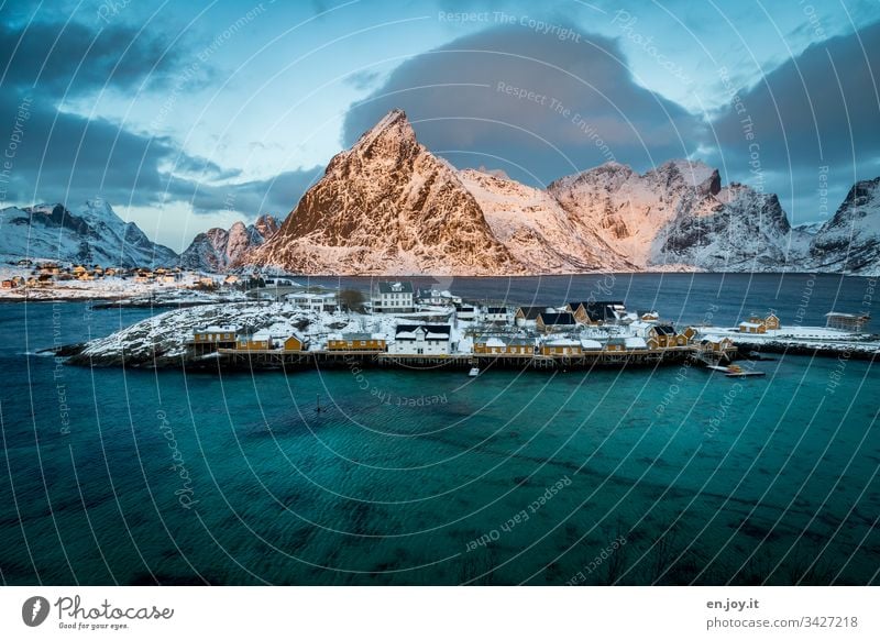 Fischerdorf am Fjord vor verschneitem Berg Sakrisoy Lofoten," Lofoten Inseln Gelb Reisefotografie Idylle Ferienhaus Rorbuer Reinefjorden Hütte Fischerhütte