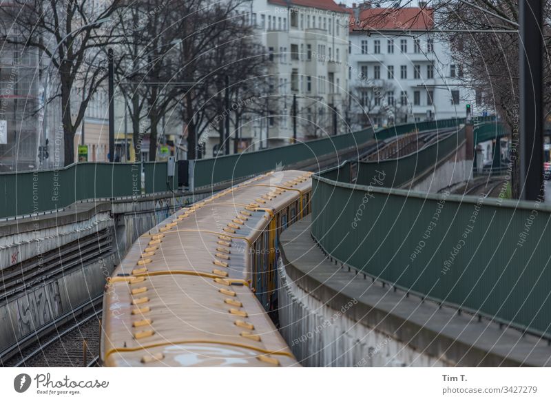 Pankow ubahnlinie Außenaufnahme Schwache Tiefenschärfe Farbfoto Menschenleer 2020 Tag Stadtzentrum Hauptstadt Altstadt Altbau Bauwerk Berlin