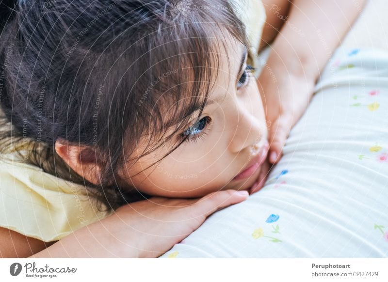 Ein liebenswertes Mädchen, das im Bett denkt, oder sie könnte auch traurig sein. Kind Denken Person Kindheit Porträt hübsch niedlich wenig klein schön Baby weiß