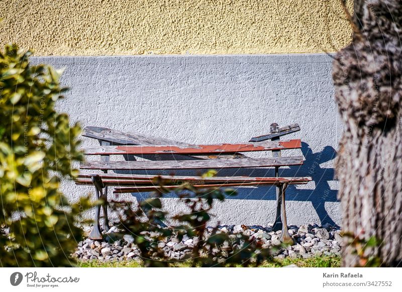 Kaputte Bank im Sonnenschein Sonnenlicht Holzbank Farbfoto Außenaufnahme Menschenleer Pause Sitzgelegenheit Erholung ruhig Tag Licht