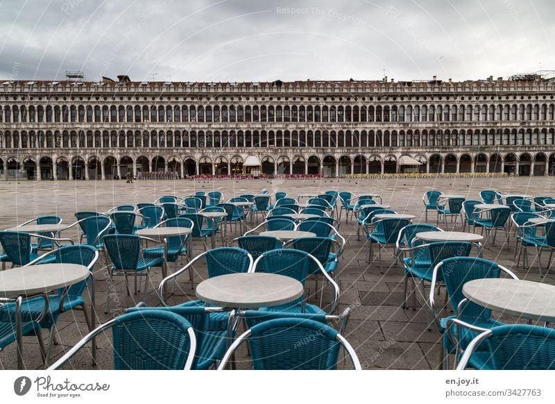 Corona thougths | leere Stühle auf dem Markusplatz in Venedig Italien Urlaub Urlaubsort stühle - outdoor außen Platz Café weitwinkel Arkaden Reise Tourismus