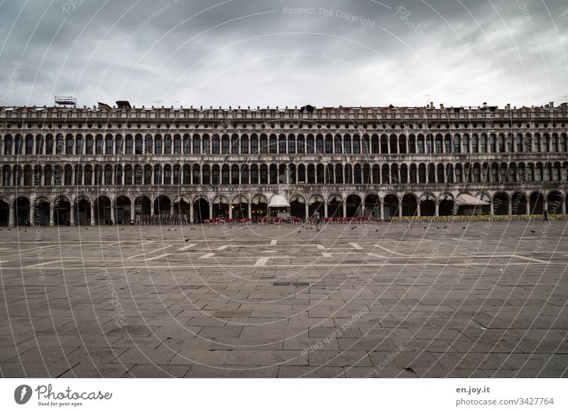 Corona thougths | leerer Markusplatz in Venedig Europa öffentlicher Platz Krise schlechtes Wetter Wolken Gebäude Leere Ausgangssperre Coronakrise Tourismus