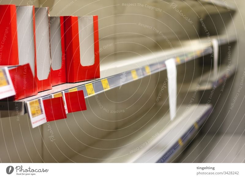 Leere Toilettenpapier-Regale Im Supermarkt preisschild leer regal supermarkt einkaufen hamsterkäufe corona covid19 coronavirus ausverkauft panik pandemie