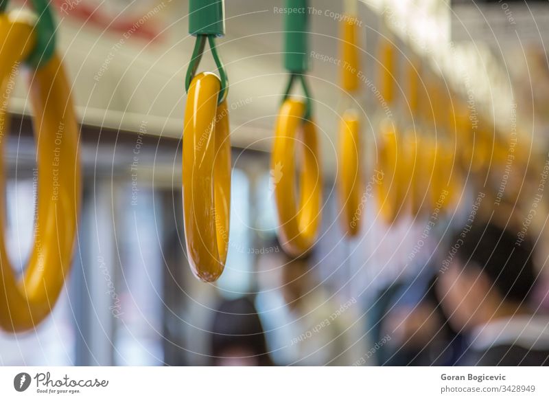 Handhalter in öffentlichen Verkehrsmitteln Öffentlich U-Bahn Halt Zug reisen Transport stehen Fahrzeug Pendler Geländer Handgriff Mast Innenbereich niemand