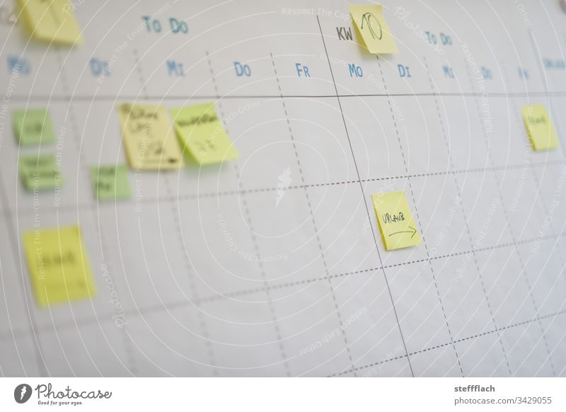 Kalender Arbeit Zeittafel mit Postits Einteilen Aufgaben to do Liste Zahlen Ziffern & Zahlen Ziffern und Zahlen Arbeit & Erwerbstätigkeit Monat Papier