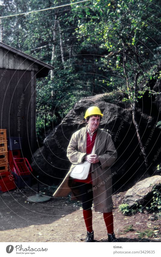 Wiedererkennungsmerkmal Urlaub Reisen sehen beobachten Berge sommer wald genießen erholen neugier damals Nostalgie früher stehen klause hütte getränkekiste huz