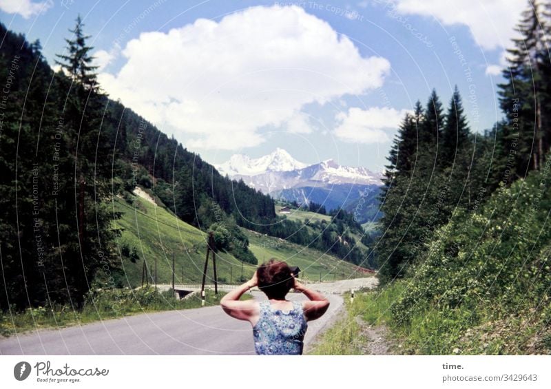 watch out | Klimawandel Urlaub Reisen sehen beobachten Berge Straße Himmel Frau Wolken schnee schneebedeckt idylle Gebirge fernglas kleid sommer wald