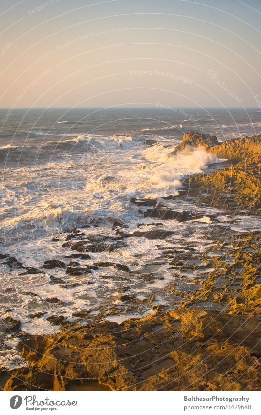 Nordatlantik - Küste - Wellen Atlantik Afrika Marokko Essaouira Schaum stürmisch gewaltig Natur Meer Horizont Felsen Atlantikküste Naturgewalt Sonnenuntergang