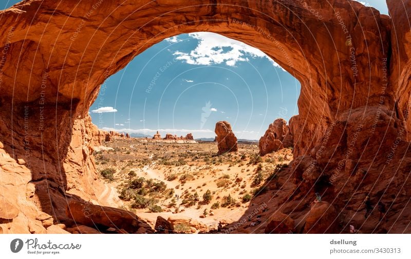 Blick aus dem Double Arch im Arches Nationalpark Expedition Klimawandel Utah Formation Bogenbrücke strahlend hell Westen Wärme Arches National Park Urlaubsort