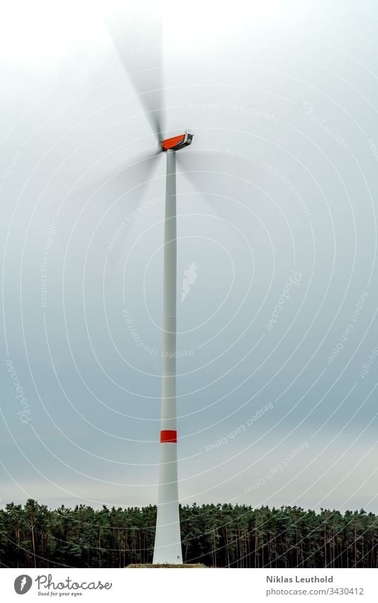 Drehendes Windrad Windkraftanlage Energiewirtschaft Erneuerbare Energie Umwelt Umweltschutz Bewegungsunschärfe Drehung drehen Bewegungsenergie Himmel Wolken