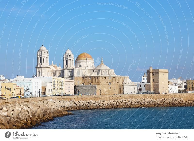 Cádiz Cadiz Stadtbild Spazierweg Strandpromenade Ansicht MEER Kathedrale Ufer Großstadt Seeküste Sommer Wasser Andalusia Spanien Europa reisen Architektur