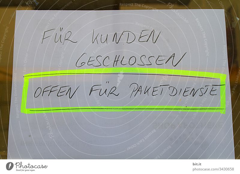 Für Kunden geschlossen und offen für Paketdienste, steht als Schriftzug auf einem Schild geschrieben mit gelbem Edding umrahmt, während der Corona-Krise.