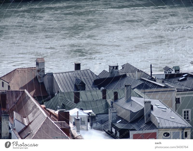 Dächer einer Stadt an einem Fluss von oben fotografiert Dach Haus Wasser Donau Passau Dächerlandschaft dächer grau Menschenleer Tag Gebäude Architektur