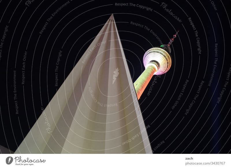 Fernsehturm in Berlin Froschperspektive Textfreiraum oben Menschenleer Außenaufnahme Tourismus hoch groß Berliner Fernsehturm Wahrzeichen Sehenswürdigkeit