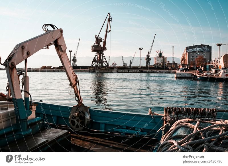 Hafen in Rijeka in Kroatien verfallen heruntergekommen Kontrast Schatten Textfreiraum rechts Licht Textfreiraum oben Zentralperspektive Textfreiraum links