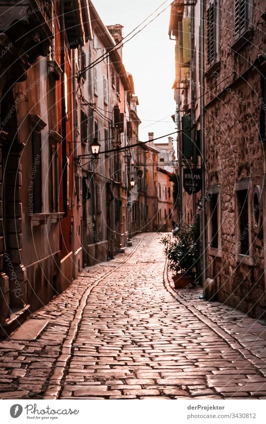 Gasse in der Altstadt von Rovinj verfallen heruntergekommen Kontrast Schatten Textfreiraum rechts Licht Zentralperspektive Textfreiraum oben Textfreiraum links