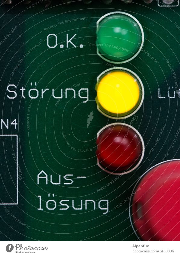 Störung ! Farbfoto Warnung Warnhinweis Zeichen Menschenleer Schriftzeichen Gefahr Systemstörung Sicherheit gefährlich Vorsicht gelb Hinweis bedrohlich Platine