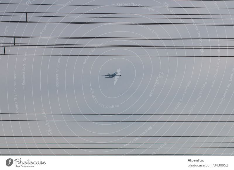 Klimawandel | Zutaten II Flugzeug Umweltverschmutzung Luftverkehr Außenaufnahme fliegen Ferien & Urlaub & Reisen Farbfoto blau Himmel Passagierflugzeug Verkehr