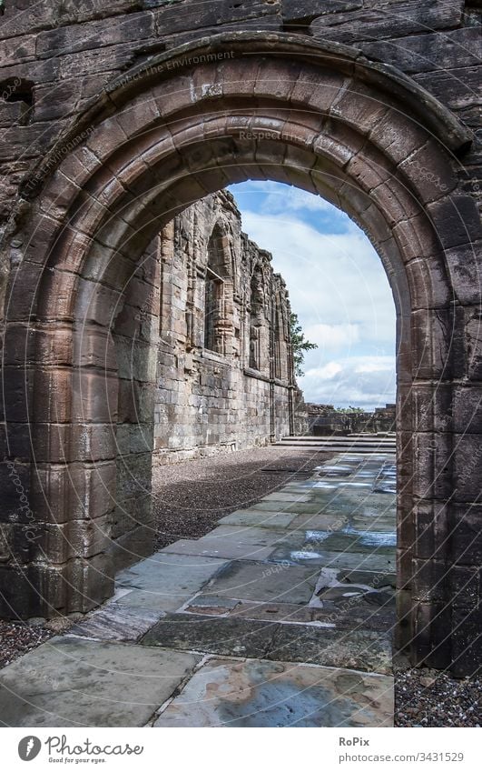 Historische Kirche im schottischen Hochland. Tür Mauer Abbey scotland Wand Festung church Natursteinmauer door Gebäude Haus Holz Eichenholz Eisen alt antik