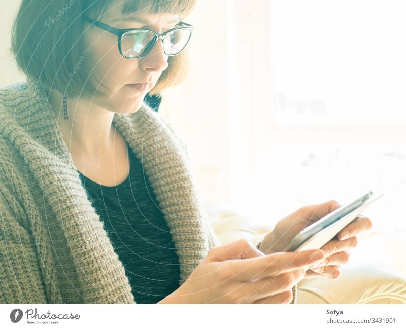 Kaukasische Frau mit Brille, die eine Tablette benutzt benutzend Arbeit von zu Hause aus Apparatur Gerät Sitzen Kaukasier Porträt konzentriert Quarantäne bob