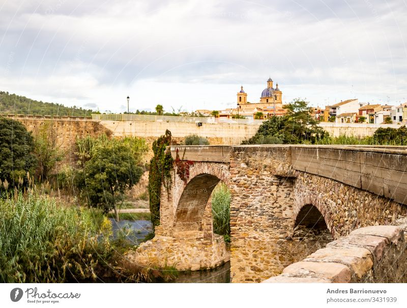 Alte Steinbrücke Felsen Landschaft Ansicht reisen malerisch Brücke blau Himmel im Freien Bogen Architektur Sommer Wasser alt strömen Ort Topografie