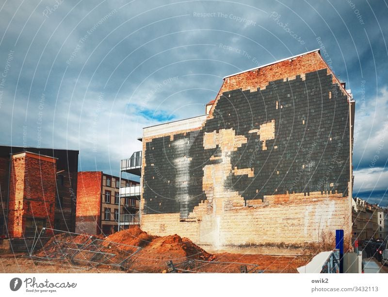 Vermauert Haus Wand Fassade alt Himmel bewölkt Abrisshaus Ziegeln zugemauert Außenaufnahme Farbfoto Menschenleer Tag Fenster Stadt Gebäude Altstadt Sonnenlicht