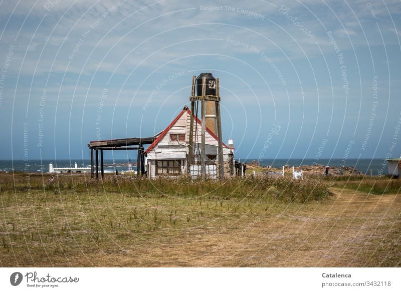 Ein Haus am Meer Gebäude Hütte Wassertank Strand Strandlandschaft" Küste Himmel Horizont Tourismus Dünengras Pflanzen Weg Natur Sommer schönes Wetter Erholung