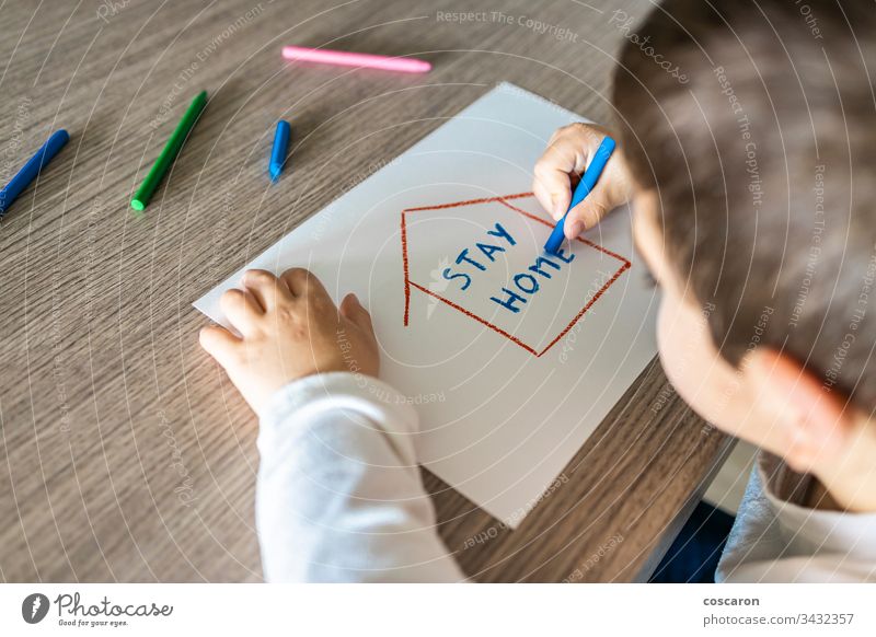 Kleiner Junge mit Stay-Home-Ziehung. Coronavirus-Konzept Inserat beratend vermeiden Hintergrund Transparente Kind Kindheit Kinder Korona coronavirus 2019-ncov