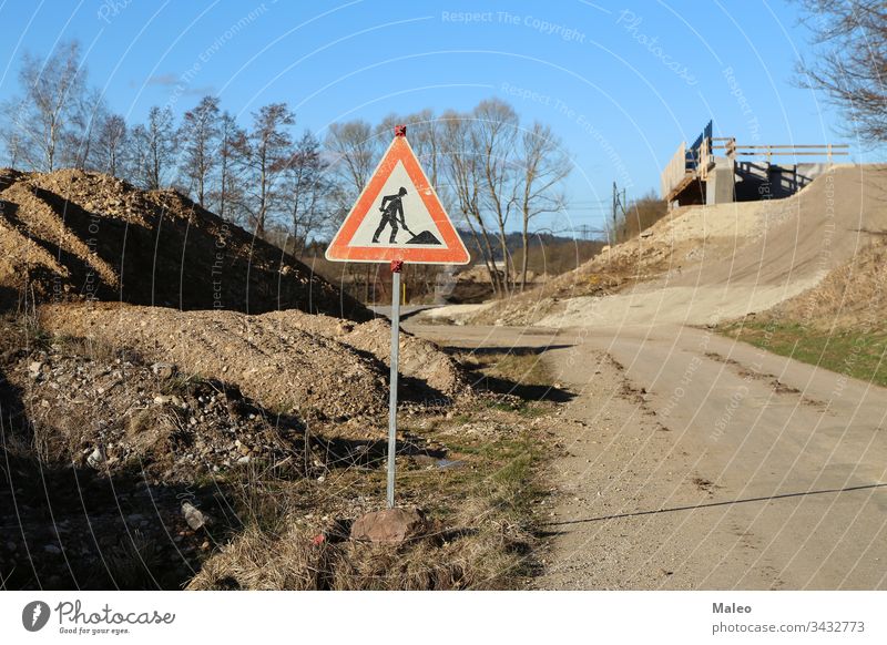 Straßenschild in Erwartung des Wiederaufbaus einer Straßenbrücke Konstruktion Zeichen Standort Arbeit Asphalt blau Autobahn Reparatur Straßenarbeiten Himmel