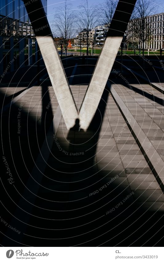 schatten einer person Schatten Person dunkel geheimnisvoll Architektur Gebäude Bauwerk Stadt urban Farbfoto Außenaufnahme Stadtzentrum Tag Hochhaus Fassade Wand