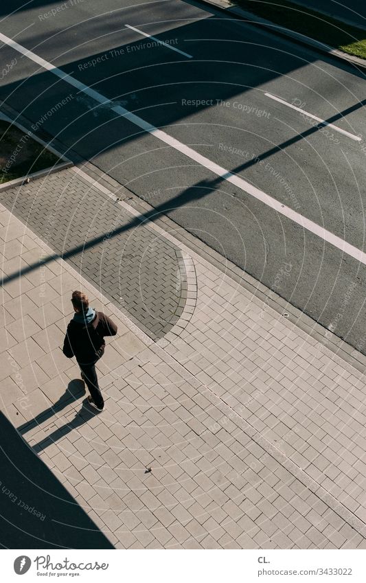 ein mann geht auf dem gehweg Mann Person gehen spazieren Straße Fußgänger Erwachsene Mensch Außenaufnahme Farbfoto 1 Tag Einsamkeit Wege & Pfade Verkehrswege