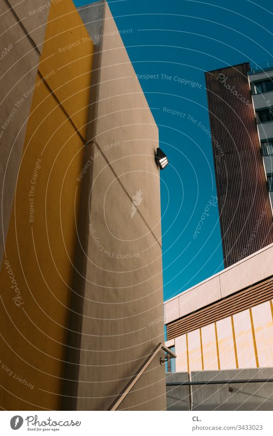 urbane architektur Wand Fassade Hochhaus Gebäudeteil Handlauf Himmel Blauer Himmel Architektur Außenaufnahme Menschenleer Tag Farbfoto Stadt Schönes Wetter