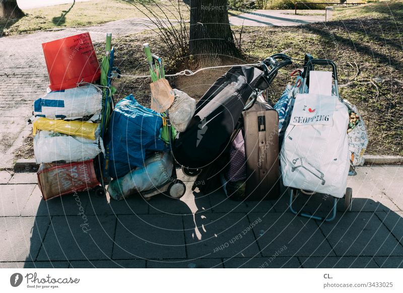 habseligkeiten obdachlos Obdachlosigkeit Armut Einsamkeit Farbfoto heimatlos Außenaufnahme Menschenleer Tag Eimer Tasche Koffer Sozialer Brennpunkt Straße