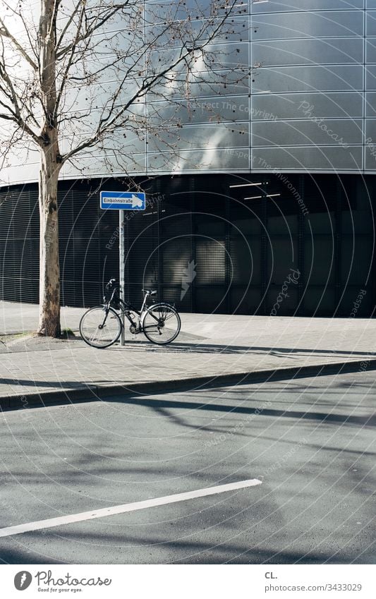 einbahnstraße und fahrrad Schilder & Markierungen Verkehrswege Verkehrsmittel Fahrrad Straßenverkehr Baum Gebäudeteil Stadt Stadtzentrum urban Wege & Pfade