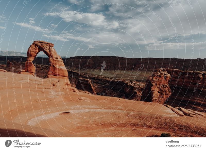 Delicate Arch in untergehender Sonne Weitwinkel Schatten Abend Textfreiraum oben Außenaufnahme Farbfoto zierlich Arches National Park gelb braun Bekanntheit