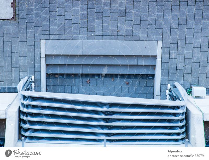 Ding blau Pflastersteine Menschenleer Tag Außenaufnahme Treppe Mauer Treppenstufen