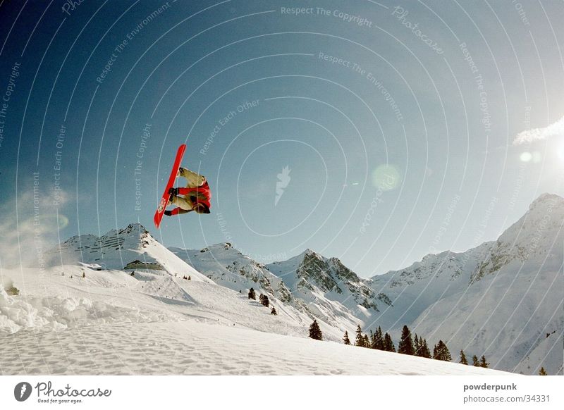 LUZIE Snowboard Straight Jump springen Sport Schnee Berge u. Gebirge Salto Sonnenstrahlen Schneebedeckte Gipfel Schneelandschaft 1 Außenaufnahme Farbfoto