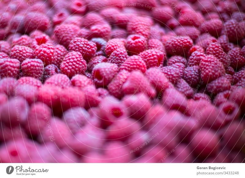 Frische Himbeeren auf dem Markt frisch Lebensmittel organisch Hintergrund saftig Diät reif rot Vegetarier Gesundheit Ernährung natürlich Beeren Nahaufnahme