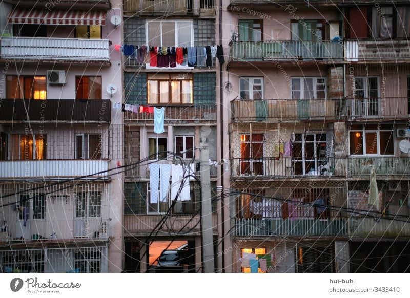 Homeoffice Zuhause zuhaus daheim Wohnung Haus Plattenbau Betonbau Armut Corona-Virus Außenaufnahme Balkon Chaos durcheinander Quarantäne wäsche bunt ausland